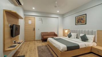 Executive Room | 1 bedroom, premium bedding, in-room safe, desk