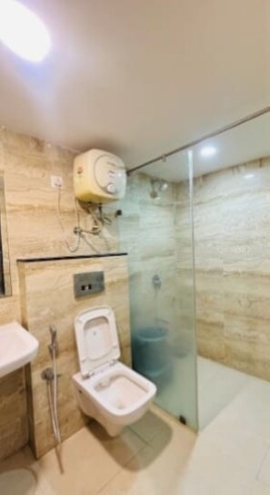 Shower, free toiletries, towels - Hotel Berlin (Gandhinagar)