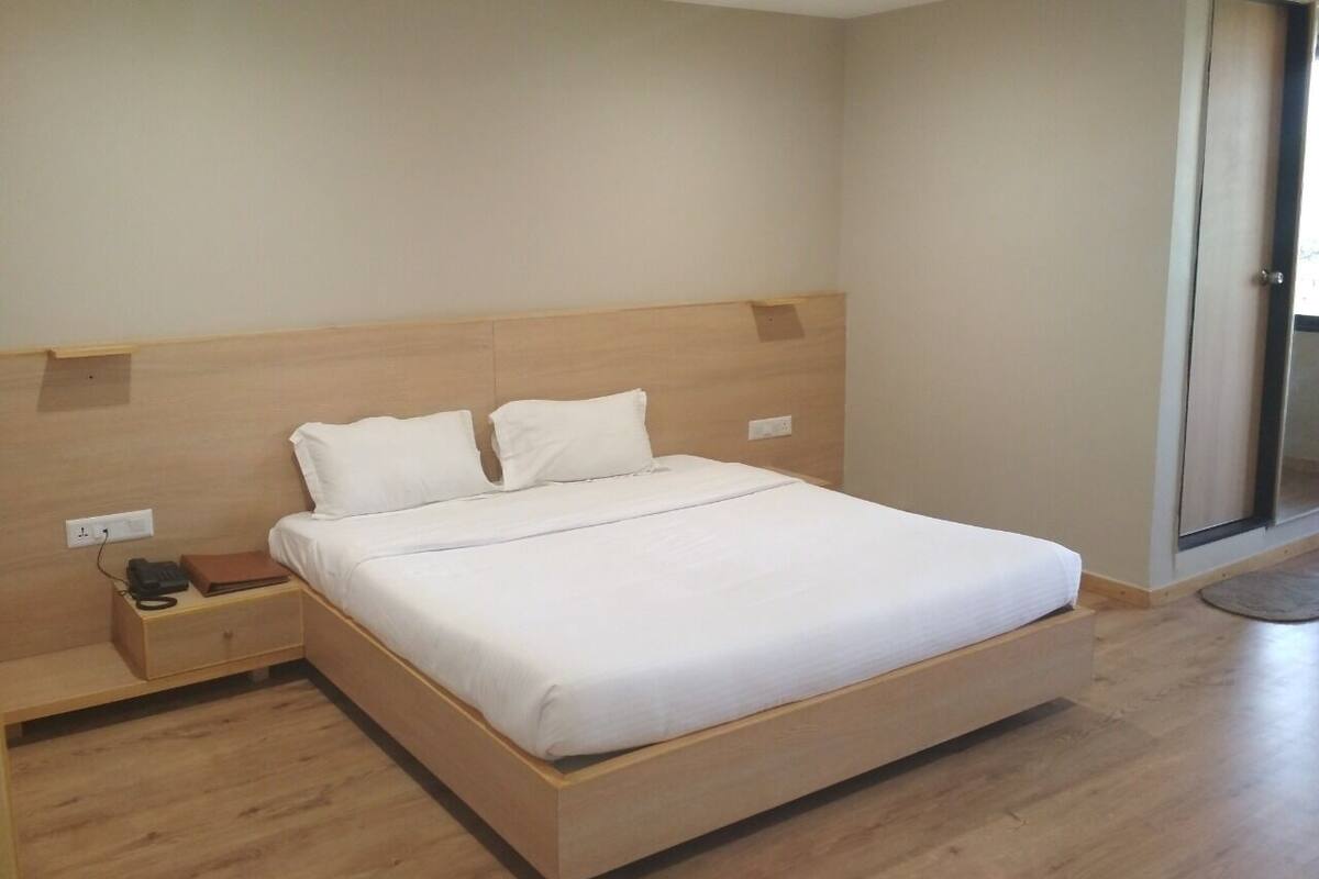 Premium bedding, in-room safe, iron/ironing board, rollaway beds