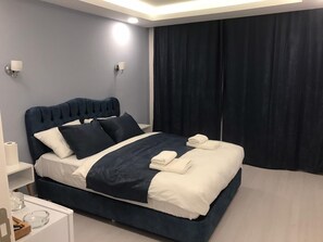 Decoración personalizada, cortinas blackout y sistema de insonorización 