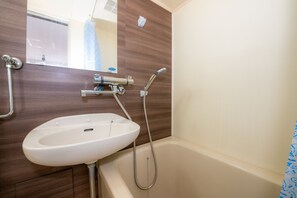 Apartamento básico | Banheiro | Chuveiro/banheira combinados, produtos de toalete grátis