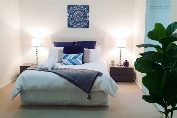 4 室のベッドルーム、デスク、アイロン / アイロン台、旅行用ベビーベッド