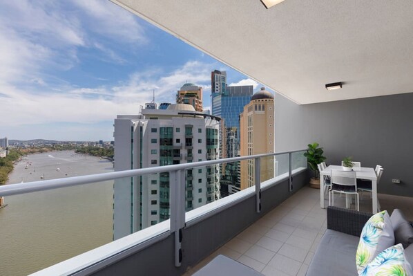 Outdoor dining - SK2 · Riverfire Views 3br ✮ Huge Balcony+2xC`Park+11ppl (Brisbane City)