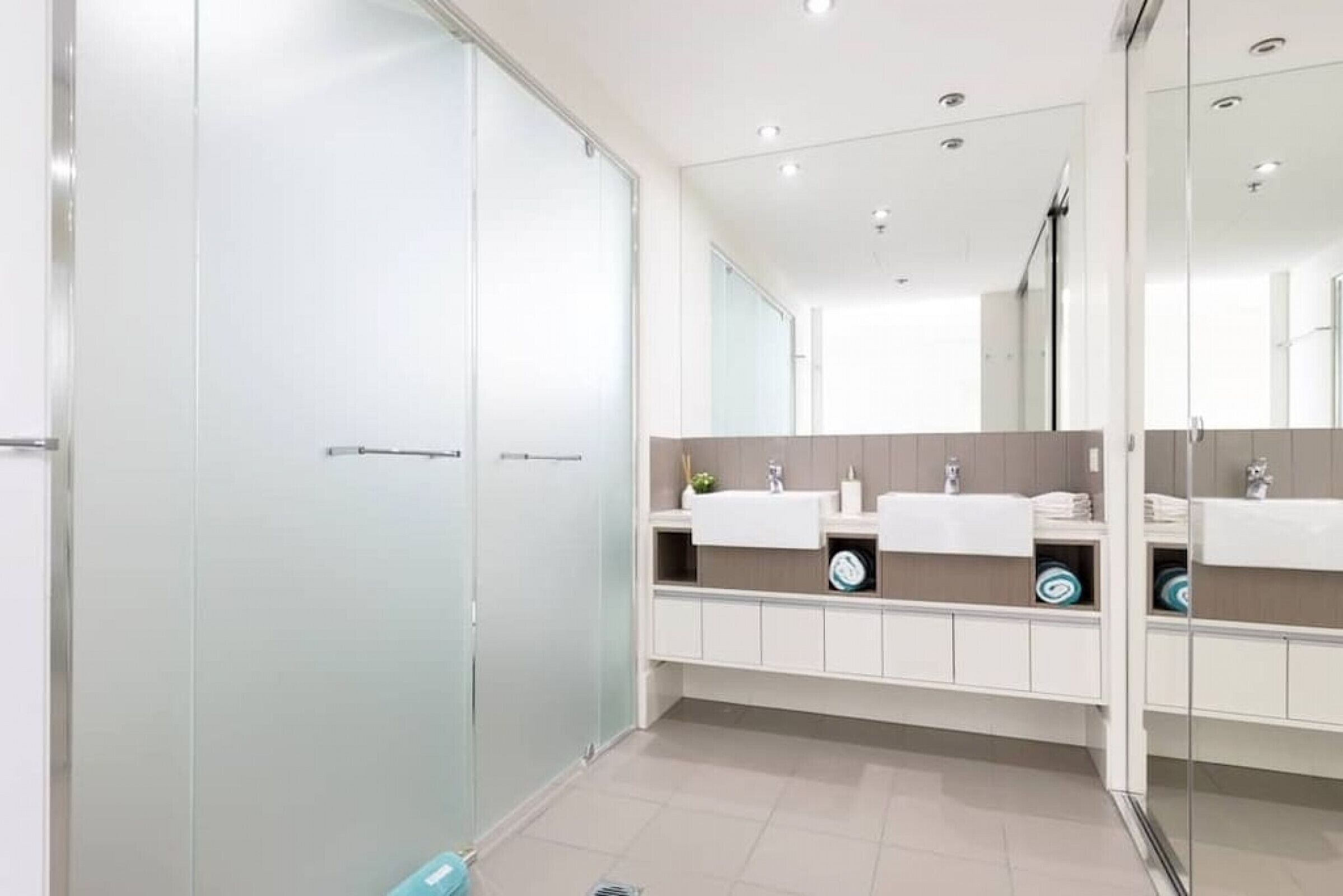 Combined shower/tub, hair dryer, towels