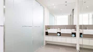 Combined shower/tub, hair dryer, towels