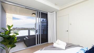 4 habitaciones, escritorio y tabla de planchar con plancha