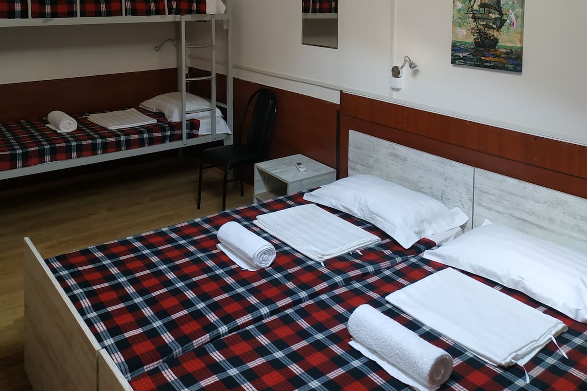Habitación familiar | 1 habitación, tabla de planchar con plancha, wifi gratis y ropa de cama
