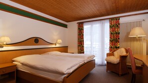 Economy Double Room - Ginosi Klosters Hotel (Klosters-Serneus)