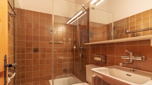 Comfort Double Room | Bathroom - Ginosi Klosters Hotel (Klosters-Serneus)