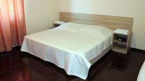 Comfort dubbelrum för 1 person | Skrivbord, mörkläggningsgardiner, strykjärn/strykbräda och gratis wi-fi
