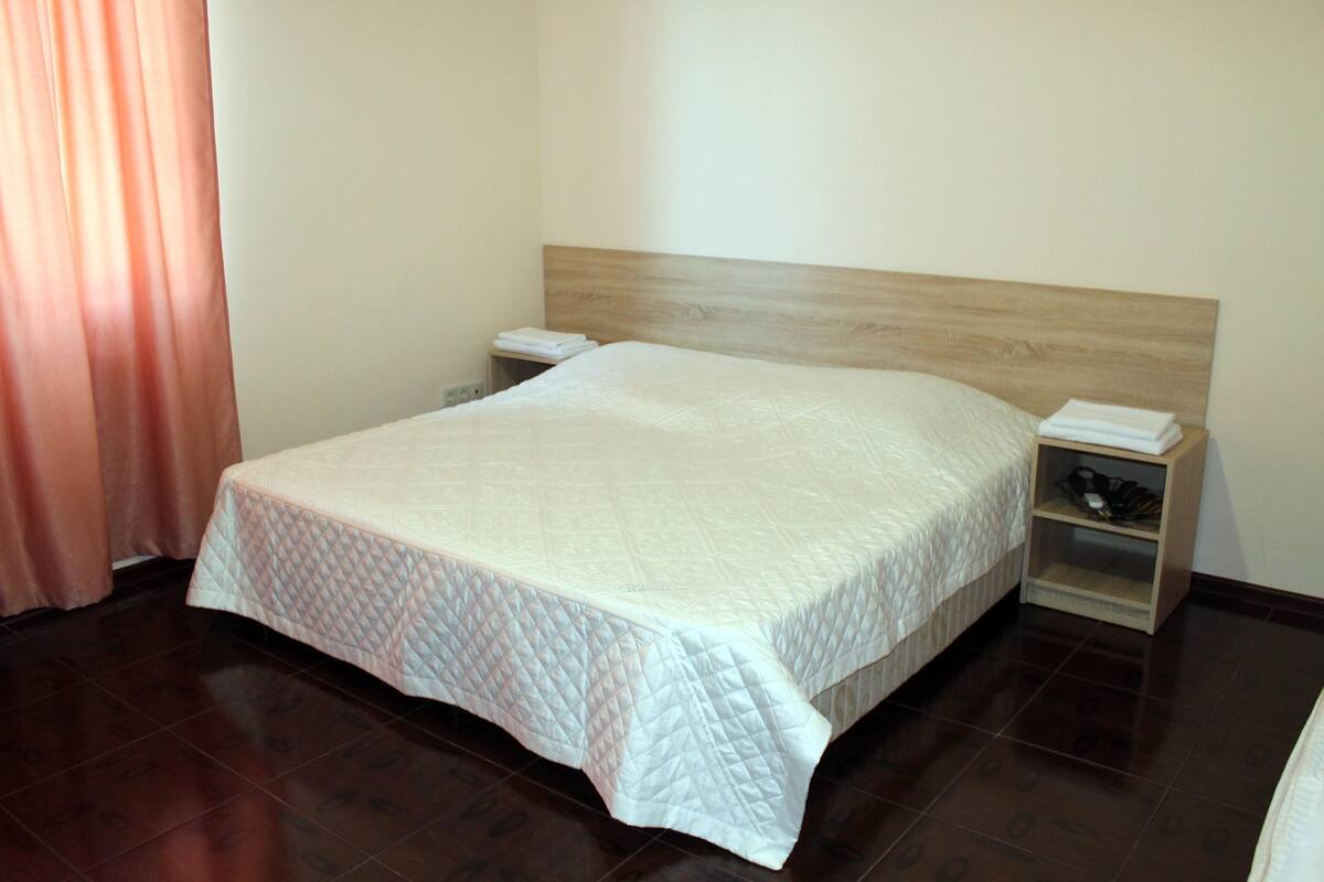 Dobbeltrom for 1 person – comfort | Skrivebord, blendingsgardiner, strykejern/-brett og wi-fi (inkludert)