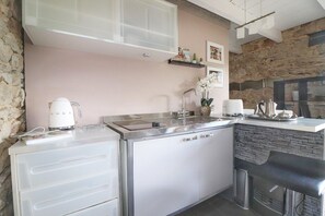 Fridge, microwave, oven, coffee/tea maker