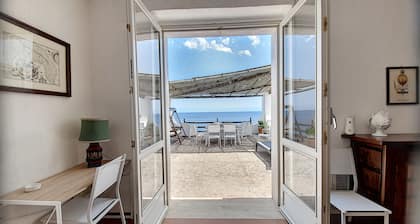 Breathtaking whirlpool villa&office w/ sea access