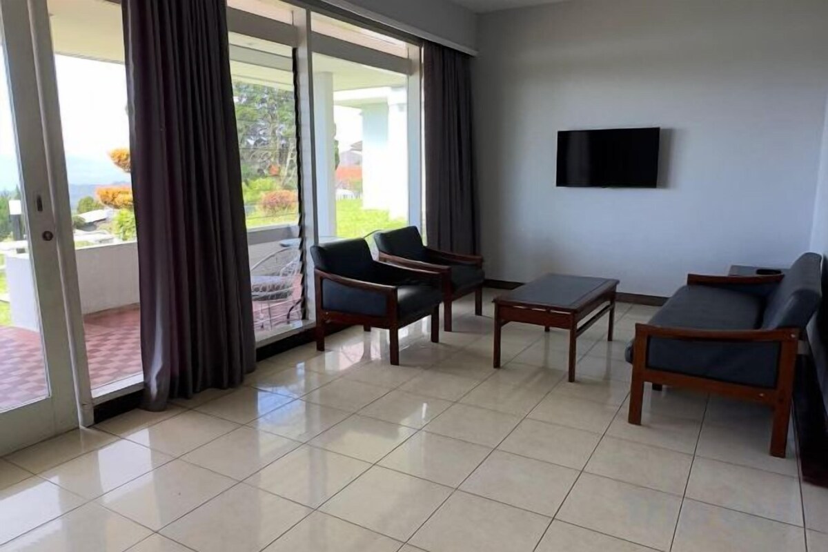 Zona de estar | Televisión LED de 32 pulgadas con canales por cable, una televisión
