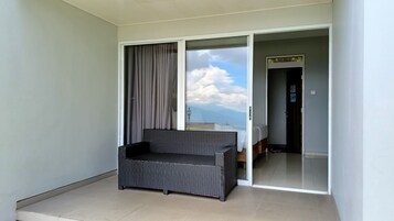 Design Room, 1 King Bed | Terrace/patio