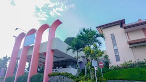 A modern building with a pink archway and a sign that reads "AMANDA SULLY". - Amanda Hills Bandungan (Bandungan)