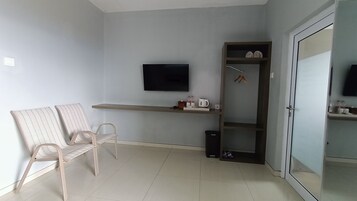 Design Room, 1 King Bed | Living area | 32-inch LED TV with cable channels, TV