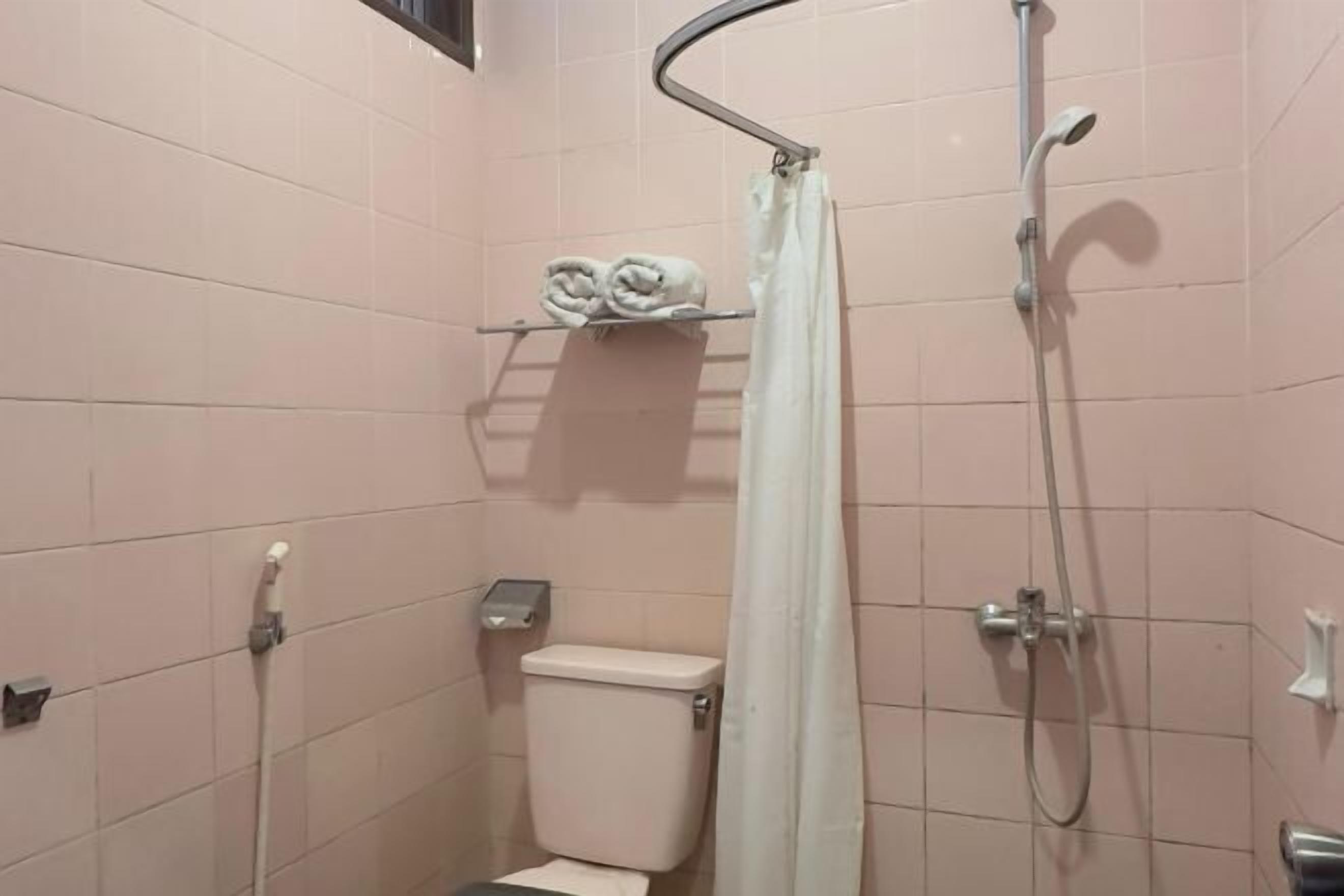 Ducha, artículos de tocador gratuitos, bidet, toallas