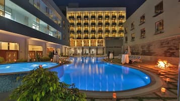 2 outdoor pools