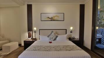 Deluxe Room | In-room safe, iron/ironing board, free WiFi, bed sheets