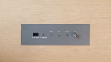 Tira-cabos com várias tomadas e portas USB, identificado para uso no quarto, cama, entrada e mesa.