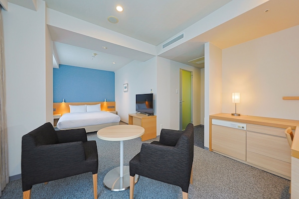 Desk, laptop workspace, iron/ironing board, free WiFi