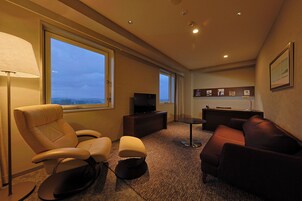 Desk, laptop workspace, iron/ironing board, free WiFi