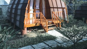 A small, wooden cabin with a pitched roof and a wooden porch. - Raffles Inn Labuan Bajo (Labuan Bajo)