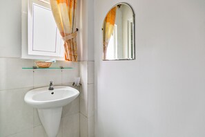 Standard Double Room | Bathroom - Loan Anh 2 Hotel (Da Nang)