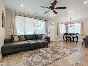 Una televisión, una consola de videojuegos