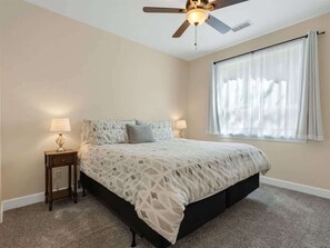 5 habitaciones, escritorio y tabla de planchar con plancha