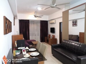 Căn hộ, 2 phòng ngủ, ban công | Khu phòng khách | TV màn hình phẳng, máy chơi game, Netflix, đầu đĩa DVD 