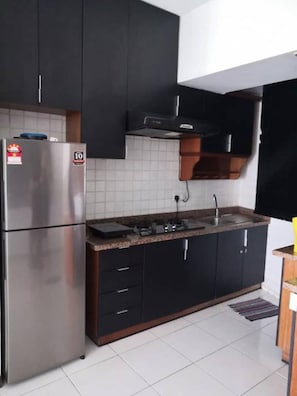 Full-sized fridge, stovetop, dishwasher, cookware/dishes/utensils