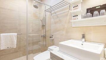 Family Quadruple Room | Bathroom shower