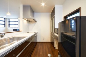 Refrigerador, microondas, placa de cocina, horno eléctrico