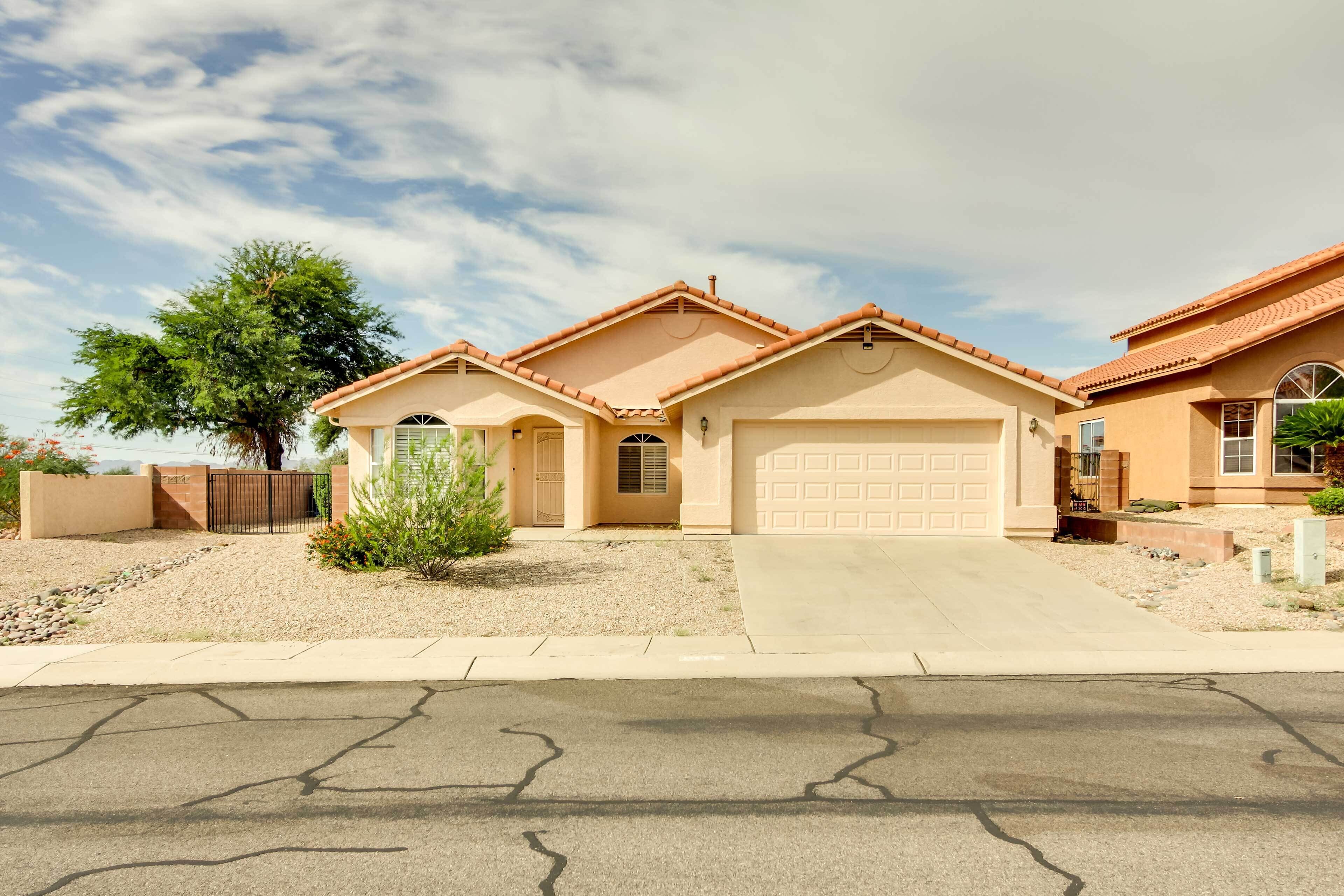 Modern Home w/ Patio & Mtn Views, 9 Mi to Tucson