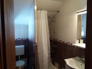 A bathroom with a shower, toilet, and sink. - Guest House Macic (Plitvicka Jezera)