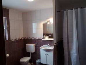 One Bedroom Apartment with External Bathroom | Bathroom | Shower, rainfall showerhead, free toiletries, hair dryer