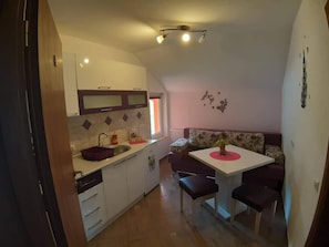 Fridge, stovetop, coffee/tea maker, electric kettle - Guest House Macic (Plitvicka Jezera)