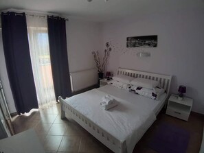 Hochwertige Bettwaren, Betten mit Memory-Foam-Matratzen, Minibar