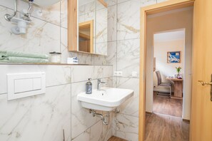Douche, serviettes fournies