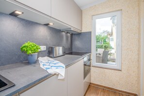 Kühlschrank, Geschirrspüler, Wasserkocher mit Kaffee-/Teezubehör