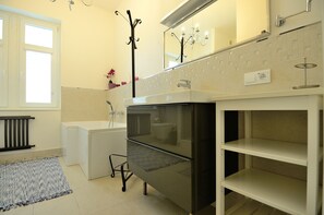 Apartment | Bathroom | Combined shower/tub, hair dryer, towels, shampoo - Victus Apartamenty - Oslo (Sopot)