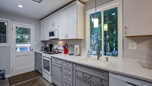Villa (3 Bedrooms) | Private kitchen - 49SL - Hot Tub - WiFi - Fireplace - Sleeps 10 (Deming)