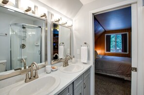Villa (3 Bedrooms) | Bagno | Doccia, asciugamani, sapone, carta igienica