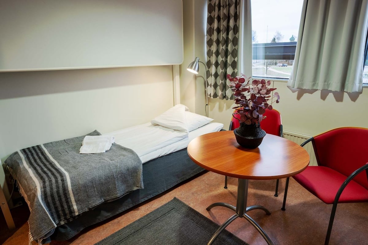 basic single room | desk, iron/ironing board, free wifi, bed sheets