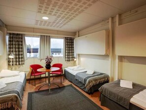 Desk, iron/ironing board, free WiFi, bed sheets - Hotelli Tikkurila (Vantaa)