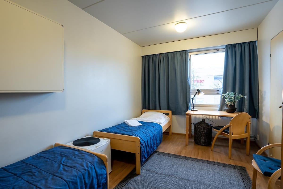 basic double or twin room | desk, iron/ironing board, free wifi, bed sheets