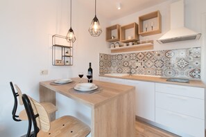 Design Apartment | Private kitchen | Fridge, stovetop, cookware/dishes/utensils