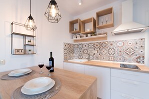 Lägenhet Design | Eget kök | Kylskåp, spishäll och grytor/köksredskap